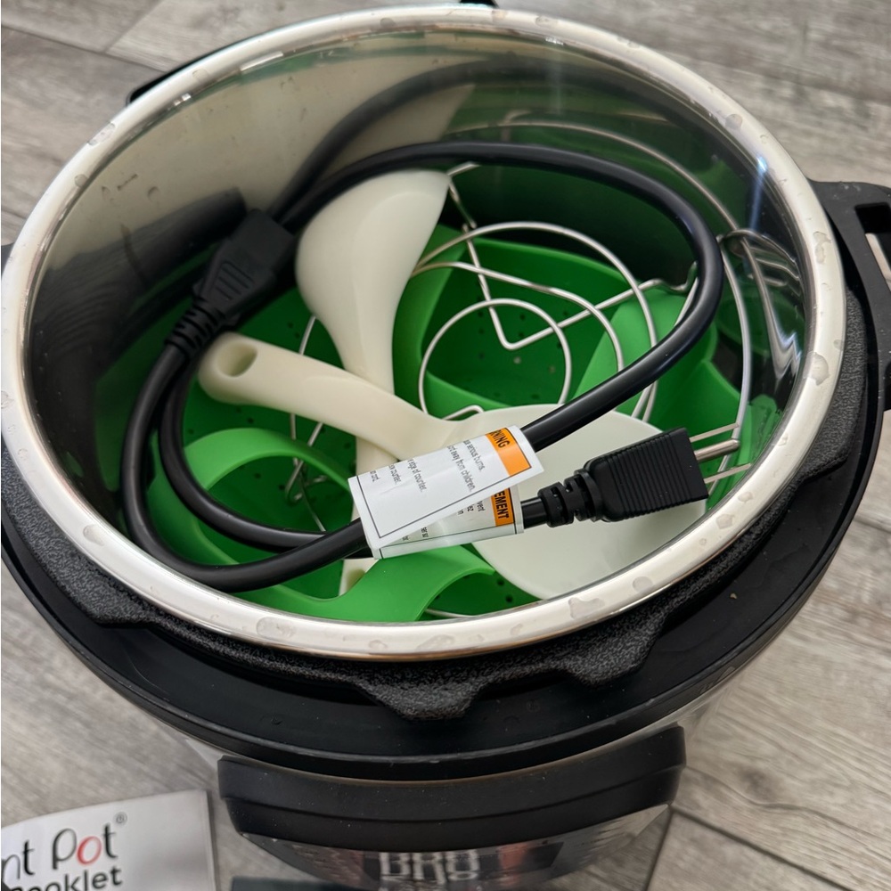 Instant pot - like new - Picture 2 of 3